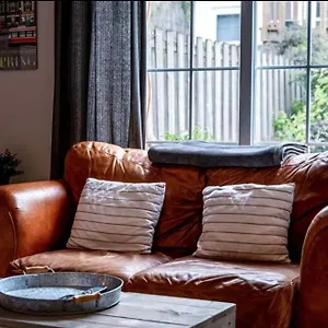  Guest house Downtown Studio In Leslieville With Hot Tub